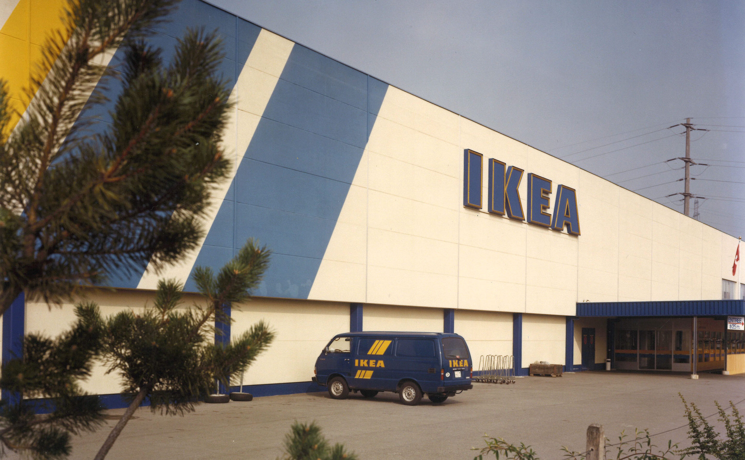 Ouverture du premier IKEA francophone à Aubonne en 1979, développé par Björn Mydske après sa rencontre avec Ingvar Kamprad