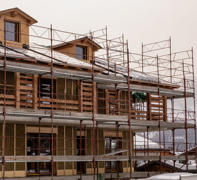 Chantier de l'hôtel Verbier en phase 2 : démarrage des travaux de façades sur les 4 niveaux – Norwood, promoteur immobilier